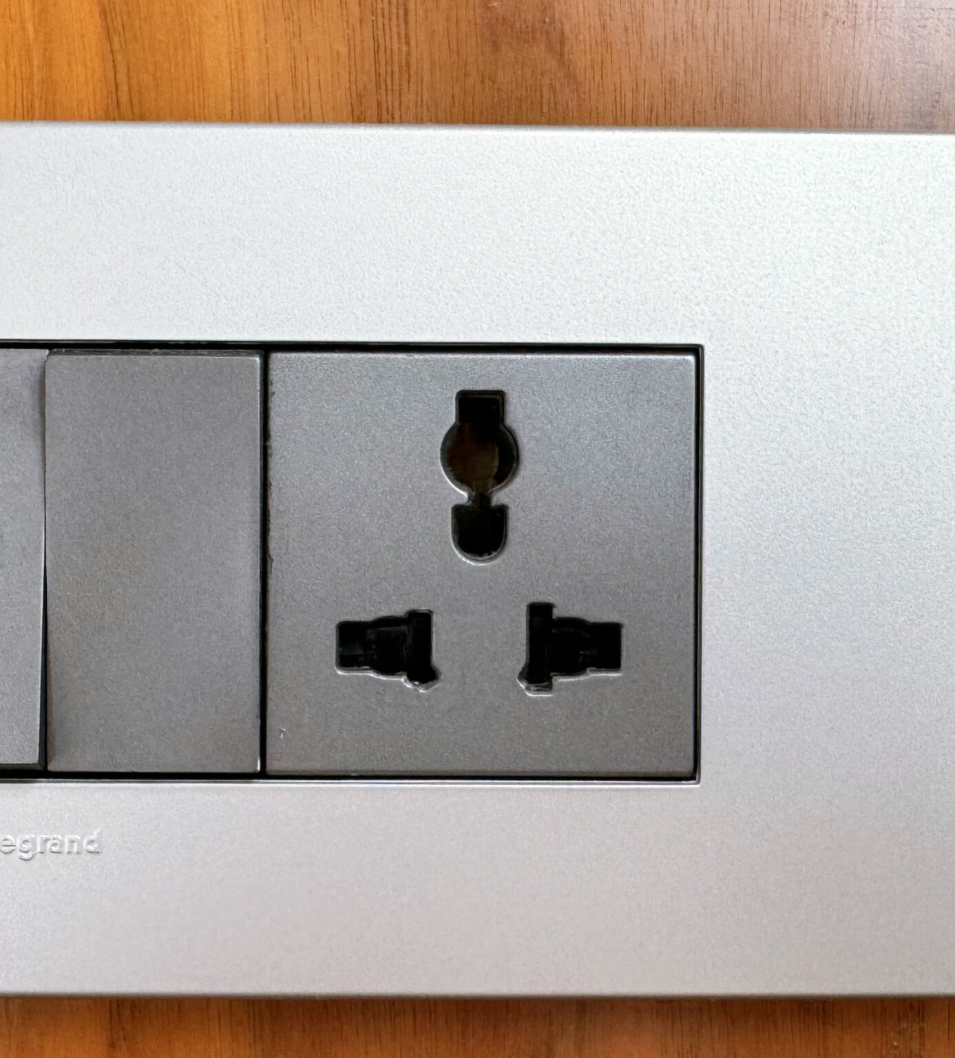 【必読】インドネシアの電圧・変換プラグを解説｜日本の家電を持ち込む前にチェックしよう！ RAMILOG