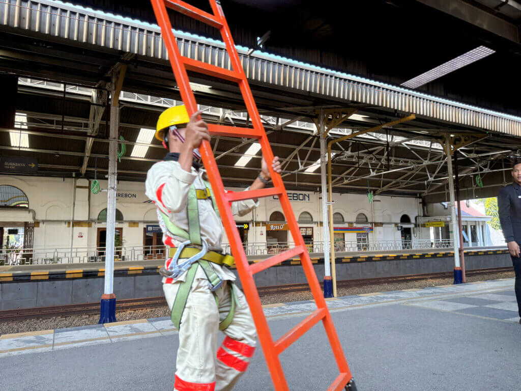 停車駅で作業をする作業員