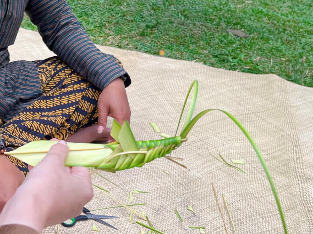 ヤシの葉で編んだバッタ